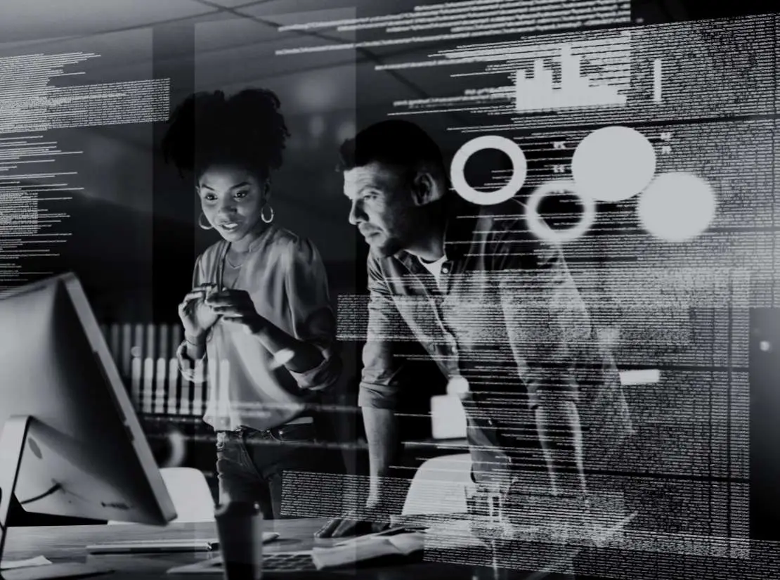 Professionelles Team arbeitet an einem Computer, um innovative Lösungen zu entwickeln.