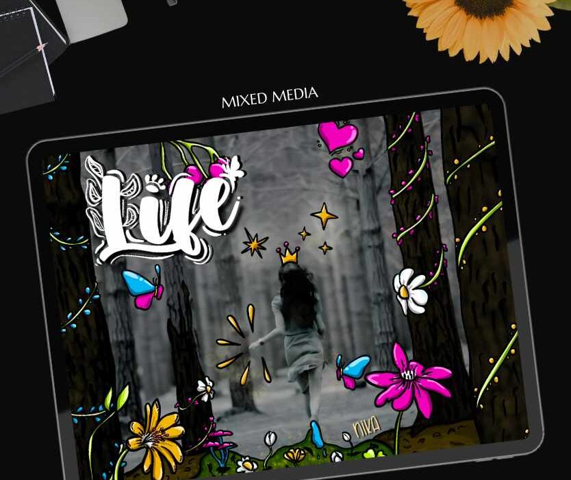 Digitale Mixed Media Illustration auf einem Tablet, umgeben von kreativen Elementen - eine handgezeichnete Fantasiewelt, die sich aus einer monochromen Fotografie entfaltet.